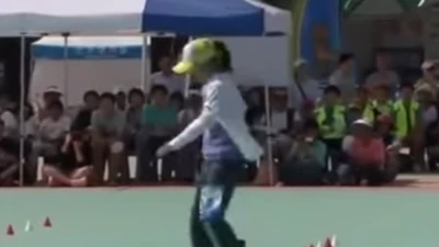 Clip cô gái biểu diễn trượt patin điêu luyện