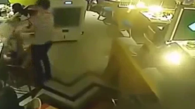 Clip: Cô gái bị người phục vụ đổ nước sôi lên đầu 