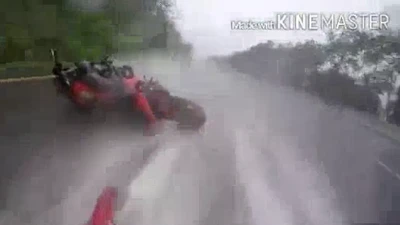 Clip chàng trai ôm chặt cô gái khi bị ngã môtô hot nhất trong tuần