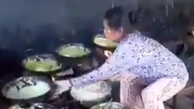 Đổ bánh xèo điêu luyện phục vụ miễn phí ở chùa bánh xèo