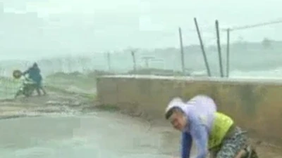 Kinh hoàng cơn lốc cao 100 m xuất hiện trong cơn bão Mujigae