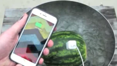 Clip: Sạc pin cho iPhone bằng... dưa hấu 
