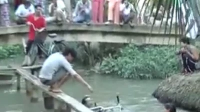 Clip: Cuộc thi đạp xe qua cầu siêu khó khăn