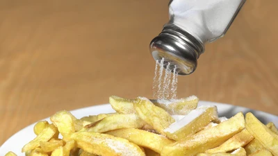 7 lý do bất ngờ khiến bạn luôn tìm đến những món ăn mặn