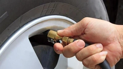 Thời tiết nắng nóng, bơm lốp đúng cách giúp giảm nguy cơ nổ lốp