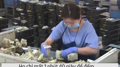 Nữ nhân viên đếm tiền nhanh như máy ở Trung Quốc