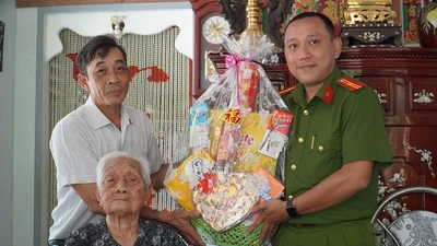 Công an quận Tân Bình thăm, tặng quà cho Mẹ VNAH ở Vĩnh Long