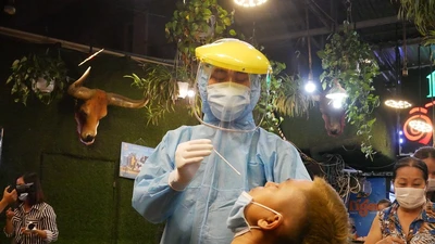 Đang nhậu thì bất ngờ được lấy mẫu xét nghiệm COVID-19