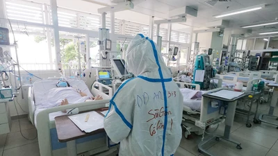 Video: Cận cảnh y bác sĩ Chợ Rẫy giành giật sự sống cho bệnh nhân COVID-19 nặng 