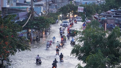 Người dân Sài Gòn lội nước về nhà sau giờ tan tầm