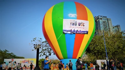 Người dân TP.HCM háo hức chiêm ngưỡng ngày hội khinh khí cầu 