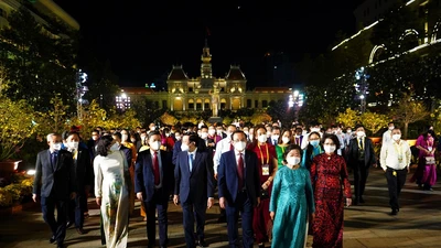 Khai mạc đường hoa Nguyễn Huệ: Hàng ngàn người đến tham quan