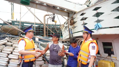 Cảnh sát biển Việt Nam cùng ngư dân vươn khơi, bám biển