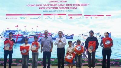 Chương trình 'Cùng ngư dân thắp sáng đèn trên biển' trao tặng 200 phần quà tại Quảng Ngãi