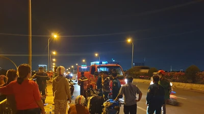 Nam thanh niên để lại xe máy rồi nhảy xuống sông Sài Gòn