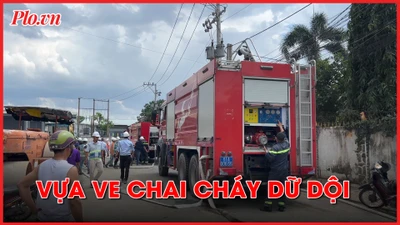 Video: Vựa ve chai cháy dữ dội, người dân hoảng hốt di dời đồ đạc