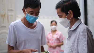 Chủ trọ tặng tiền người khó khăn: 'Làm từ thiện cũng phải đúng luật!'