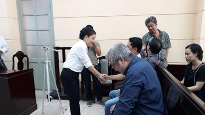 Ngọc Trinh bắt tay 'hòa bình' với Khánh Hoàng, Quý Bình