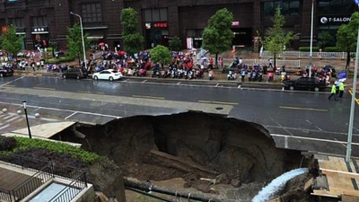 Hố tử thần khổng lồ nuốt chửng xe tải ở Trung Quốc