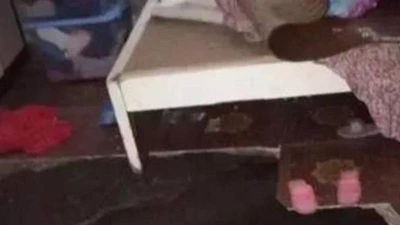 Hố tử thần nuốt chửng người phụ nữ đang ngủ trên giường