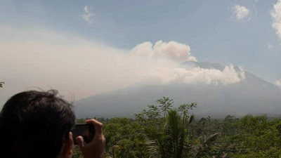 Nguy hiểm núi lửa Indonesia rung chuyển 500 lần/ngày