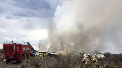 Máy bay Mexico rơi do mưa lớn, 80 người bị thương