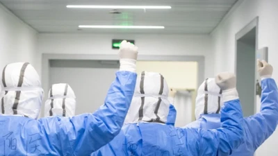 Nhân viên y tế tại Vũ Hán, Trung Quốc nâng cao tinh thần của họ bằng cách cổ vũ cho nhau.