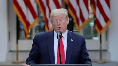 Tổng thống Trump phát biểu tại buổi họp báo ở Nhà Trắng hôm 27-4. Ảnh: REUTERS