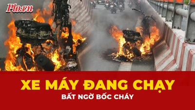 Video: Xe máy đang chạy bất ngờ bốc cháy trơ khung trên cầu Bình Lợi