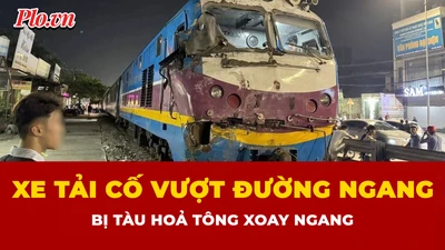 Khoảnh khắc xe tải cố vượt đường ngang bị tàu hỏa tông văng