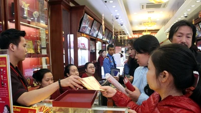Kẹt xe vì dân đổ xô mua vàng ngày Thần tài