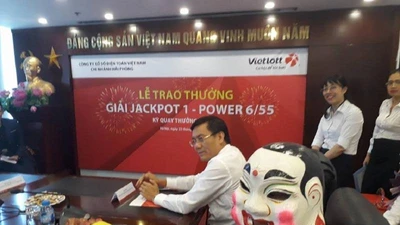 Chủ nhân vé số 303 tỉ đồng đeo mặt nạ chú tễu lĩnh thưởng