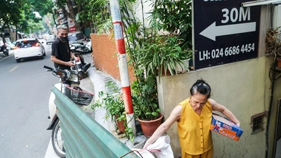 Chùm ảnh: Người Hà Nội vất vả đi lại vì các chốt tự quản bảo vệ vùng xanh 