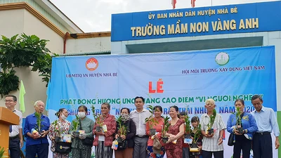 TP.HCM: Nhiều nơi tổ chức đổi rác lấy quà