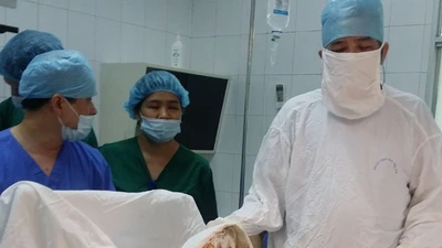 Chữa vô sinh, có “bầu” tưởng sinh 3 hóa khối u 7 kg