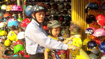 Phụ huynh kéo nhau mua mũ bảo hiểm cho con 