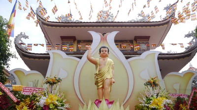 Thành phố rực rỡ màu sắc giữa mùa lễ Phật Đản