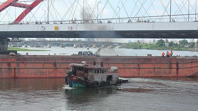 Xà lan kẹt cứng dưới gầm cầu sắt Bình Lợi hơn 2 giờ