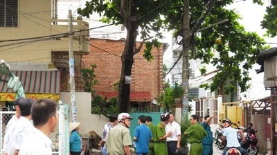 Clip Hàng trăm người hoảng loạn vì 'mìn' trước nhà dân