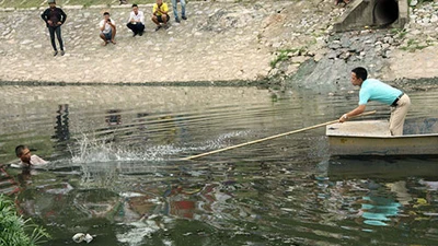 Clip bị truy bắt, người đàn ông nhảy xuống sông Tô Lịch