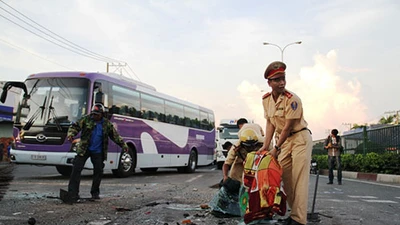 Clip tông xe liên hoàn 5 người bị thương, 7 xe móp méo