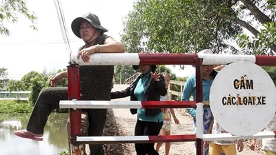 Clip dân khốn khổ vì đường đi bị bít kín