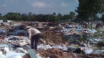 Bãi rác ‘lộ thiên’ giữa trung tâm thành phố