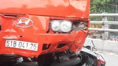 Clip xe Phương Trang 'húc' nhiều xe máy trên cầu vượt Cây Gõ