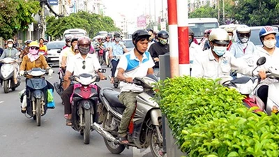 Clip chen ngang, lấn làn lên cầu vượt