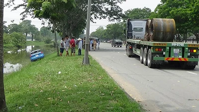 Xe container húc xế hộp lao xuống mương nước