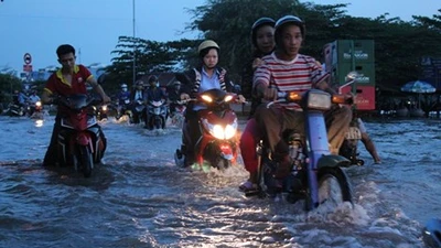 Clip Triều cường, người Sài Gòn bì bõm lội nước về nhà