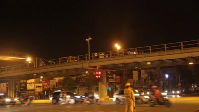 Tông hàng loạt xe máy, nghi tài xế nhảy cầu tự tử?