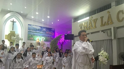 Đàm Vĩnh Hưng mặc áo dòng hát ở nhà thờ