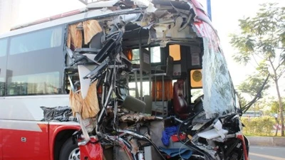 Clip Xe khách đâm đuôi container, hàng chục người kêu cứu 